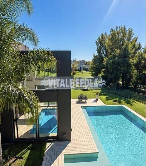 Casa · 615m² · 6 Ambientes · 4 Cocheras