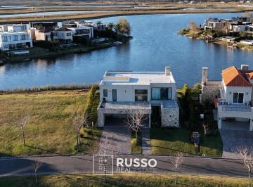 Casa · 330m² · 6 Ambientes · Venta Casa Al Lago 3 Dorm. Pileta Climatizada y Vista Abierta - Muelles Puertos del Lago