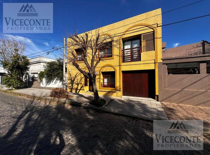 Casa · 130m² · 5 Ambientes · 1 Cochera