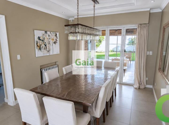 Casa · 386m² · 8 Ambientes · 1 Cochera