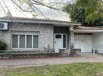 Casa de 4 ambientes, Lomas de Zamora · Chalet de 4/5 Amb. Sobre Lote de 10 X 63