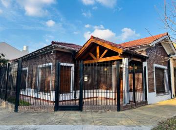Casa · 1m² · 3 Ambientes · 1 Cochera · Confortable Chalet en Esquina 3 Amb. con Patio y Cochera