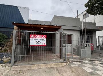 Casa de 3 ambientes, Córdoba · Alquiler Casa 2 Dor B Jardín! Refaccionada, Cochera y Patio C/ Asador