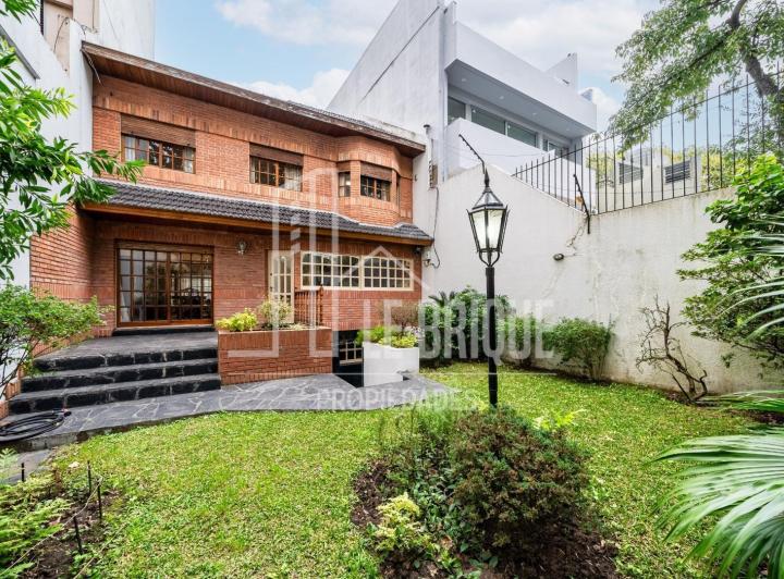 Casa · 225m² · 5 Ambientes · 2 Cocheras