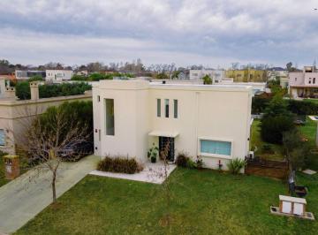 Casa · 159m² · 6 Ambientes · 2 Cocheras · Casa en Santa Guadalupe