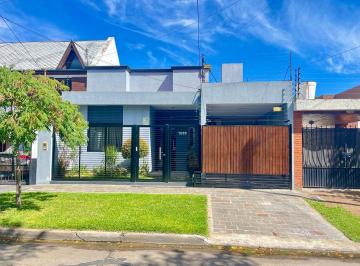 Casa · 130m² · 3 Ambientes · 1 Cochera · Casa en Venta en Castelar