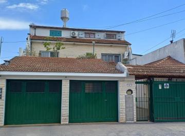 Casa · 254m² · 5 Ambientes · 2 Cocheras · Casa Tipo PH en Planta Alta con Terraza y Parrilla