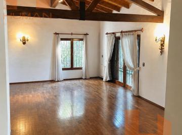 Casa · 388m² · 4 Dormitorios · 2 Cocheras · Excelente Propiedad en Villa Belgrano, Amplia, Funcional, Calida