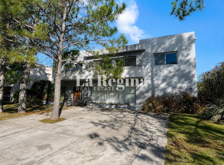 Casa · 259m² · 4 Ambientes · 2 Cocheras