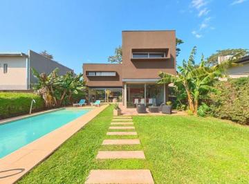 Casa de 8 ambientes, Posadas · Venta - Casa - 8 Ambientes - 5 Dorm. - Barrio Privado - Pileta - Seguridad Fisica 24hs - Pos