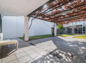 Casa · 151m² · 4 Ambientes · 1 Cochera · Venta Casa de 4 Ambientes, Jardín, Quincho y Cochera en Lomas Este.