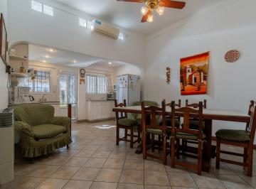 Casa · 109m² · 4 Ambientes · 1 Cochera · Venta Casa de 4 Ambientes, Jardín, Quincho y Cochera en Lomas Este.