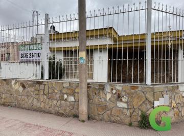 Casa · 204m² · 5 Ambientes · 2 Cocheras · Casa en Venta en Esquina con Cochera y Patio | España 1551 – Macrocentro
