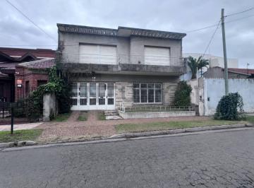Casa · 190m² · 4 Ambientes · 1 Cochera · Venta Casa 4 Ambientes Castelar Norte Cochera Parque