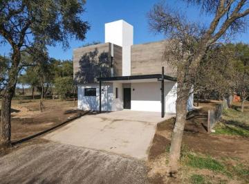 Casa · 170m² · 4 Ambientes · 2 Cocheras · Se Vende Casa en Valle del Golf a Estrenar!
