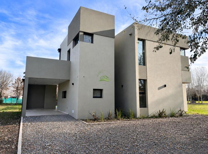 Casa · 210m² · 4 Ambientes · 1 Cochera