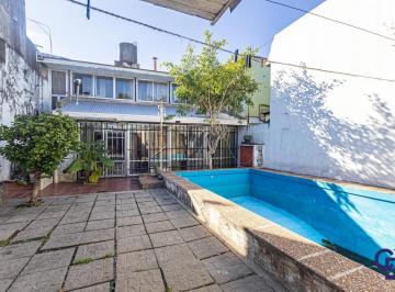 Casa · 170m² · 3 Ambientes · 1 Cochera · Casa en Venta con Jardín