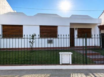 Casa de 5 ambientes, Córdoba · Excelente Casa 3 Dorm. en Alquiler a m del Parque de Las Naciones - con Patio y Quincho (300 M²)