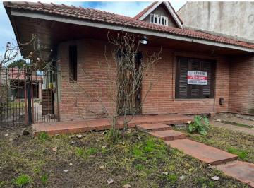 Casa · 140m² · 4 Ambientes · 2 Cocheras · Latorre Prop Vende Chalet 4 Amb con Parque