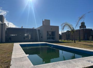 Casa · 80m² · 3 Ambientes · 1 Cochera · Venta Casa Dos Dorm. Pileta Quincho Parrilla Roldan