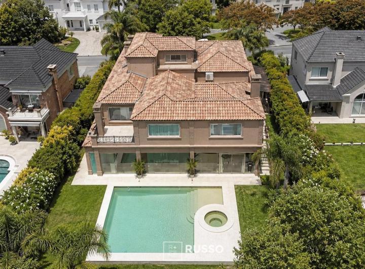 Casa · 560m² · 6 Ambientes · 4 Cocheras