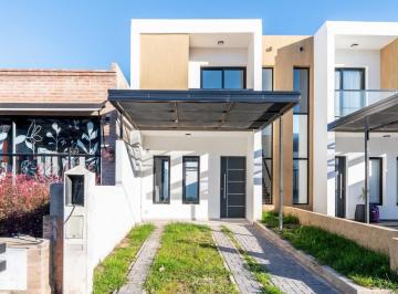 Casa · 99m² · 5 Ambientes · 1 Cochera · Duplex a Precio de Depto en Docta