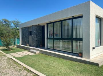Casa · 200m² · 4 Ambientes · 2 Cocheras · Casa en Alquiler en Quinta de Nores