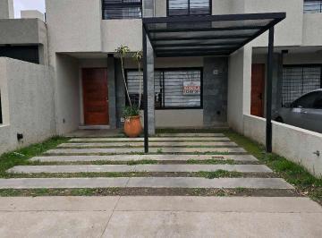Casa · 130m² · 3 Dormitorios · 1 Cochera · Jardines del Valle! 3 Dorm, 2 Baños!