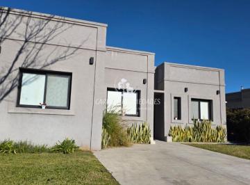 Casa de 4 ambientes, Pilar · Casa en Venta de 4 Ambientes, Lote Central con Fondo a Verde y Pileta. Barrio Santa Elena. Pilar
