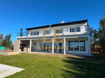 Casa · 243m² · 5 Ambientes · 6 Cocheras · Casa a La Venta en El Naudir Al Rio