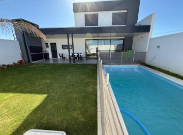 Casa · 260m² · 8 Ambientes · 2 Cocheras · Amplia 257 m Cub. 3oot - Exc Calidad Constructiva.