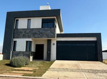 Casa · 260m² · 8 Ambientes · 2 Cocheras · Amplia 257 m Cub. 3oot - Exc Calidad Constructiva.