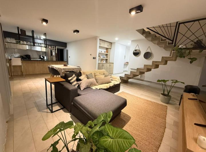 Casa · 260m² · 8 Ambientes · 2 Cocheras