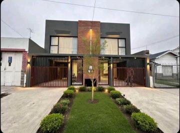 Casa · 74m² · 2 Dormitorios · 1 Cochera · Duplex en Venta, con Cochera y Patio Propio! Barrio Parque Luro