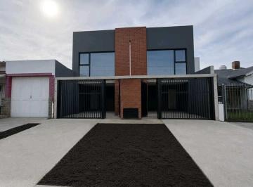 Casa · 74m² · 2 Dormitorios · 1 Cochera · Duplex en Venta, con Cochera y Patio Propio! Barrio Parque Luro