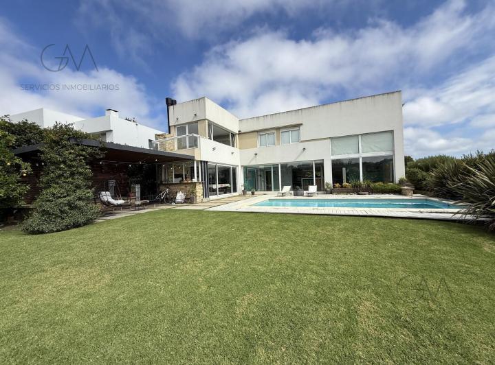 Casa · 280m² · 5 Ambientes · 2 Cocheras
