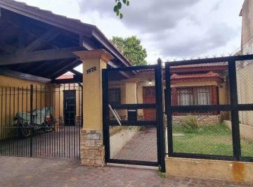 Casa · 69m² · 3 Ambientes · 1 Cochera · Casa 2 Dorm. Venta Banfield con Fondo