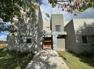 Casa · 247m² · 7 Ambientes · 2 Cocheras · Casa en Venta Barrio San Matias Escobar