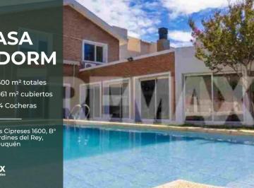 Casa · 362m² · 8 Ambientes · 4 Cocheras · Venta en Casa con Pileta en Jardines del Rey