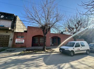 Casa · 135m² · 5 Ambientes · 1 Cochera · Casa en Venta de 4 Dorm.. Patio con Quincho, Parrilla y Pileta. Cochera Cubierta. Zárate