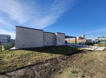 Casa · 160m² · 4 Ambientes · 2 Cocheras · Casa en Brisanova 3 Dorm. Quincho y Pileta