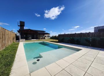 Casa · 160m² · 4 Ambientes · 2 Cocheras · Venta Casa Amoblada en Brisanova 3 Dorm. Quincho y Pileta