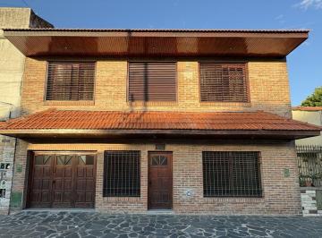 Casa · 136m² · 4 Ambientes · 1 Cochera · Venta Casa 4 Amb. Lanus Patio/terraza/cochera