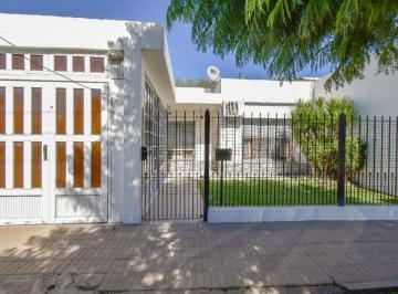 Casa · 77m² · 3 Ambientes · 1 Cochera · Casa en Venta en Longchamps con Jardin