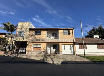 Casa · 140m² · 4 Ambientes · 1 Cochera · Casa en Venta de 3 Dorm.. Patio con Quincho y Parrilla. Lavadero. Cochera. Centro Zarate