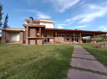 Casa · 300m² · 3 Ambientes · 2 Cocheras · Venta de Casa en Barrio Privado en Maipú, Mendoza