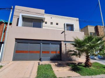 Casa · 203m² · 7 Ambientes · 2 Cocheras · Moderna Propiedad en Barrio Paracao, Paraná