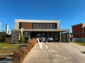 Casa · 200m² · 6 Ambientes · 7 Cocheras · Casa en El Canton Golf a Laguna