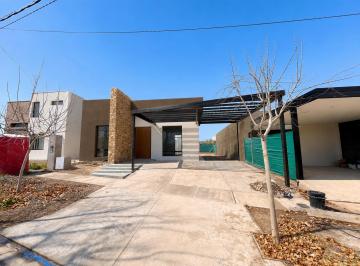 Casa de 4 ambientes, Mayor Drummond · Casa de Categoria en Venta.