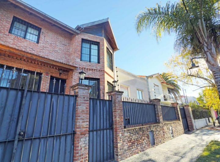 Casa · 250m² · 5 Ambientes · 1 Cochera